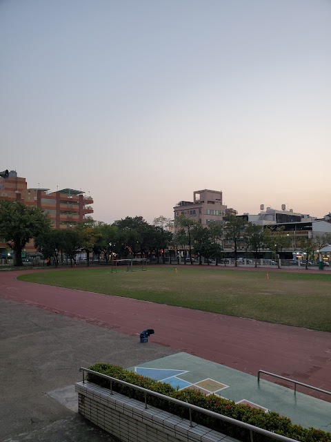 高雄市岡山區竹圍國民小學
